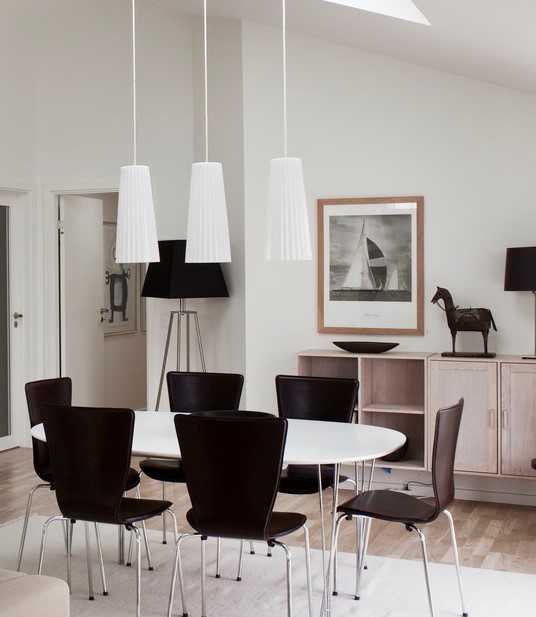 Illuminare il tavolo in mansarda con lampadari